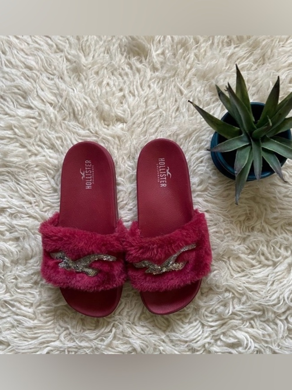 Hollister Fluffy Sequin Logo Slides